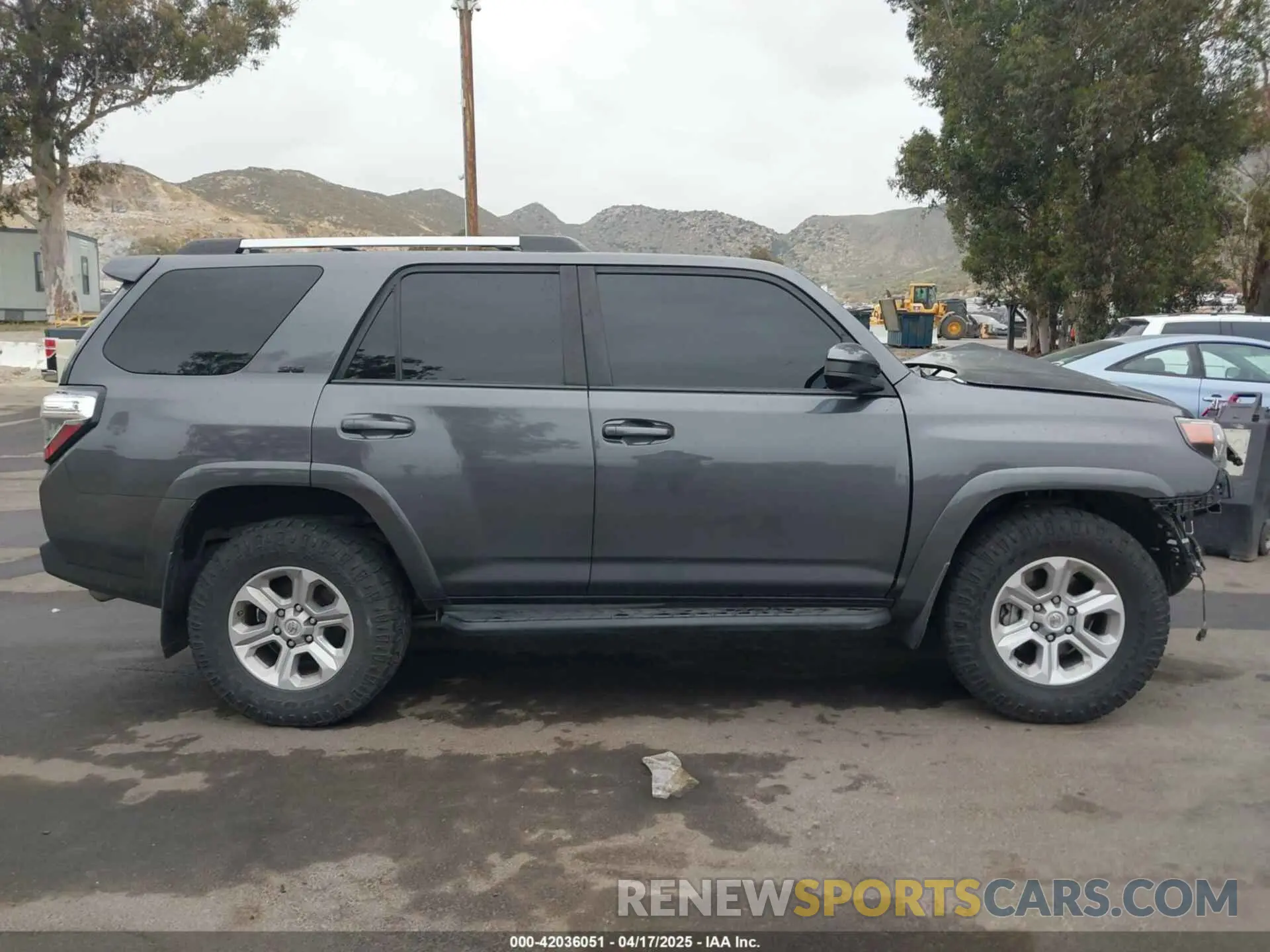 13 Photograph of a damaged car JTEZU5JR6L5225631 TOYOTA 4RUNNER 2020
