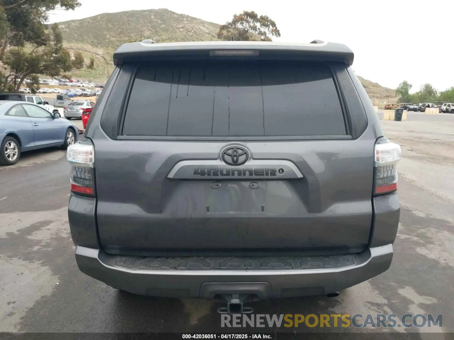 16 Photograph of a damaged car JTEZU5JR6L5225631 TOYOTA 4RUNNER 2020