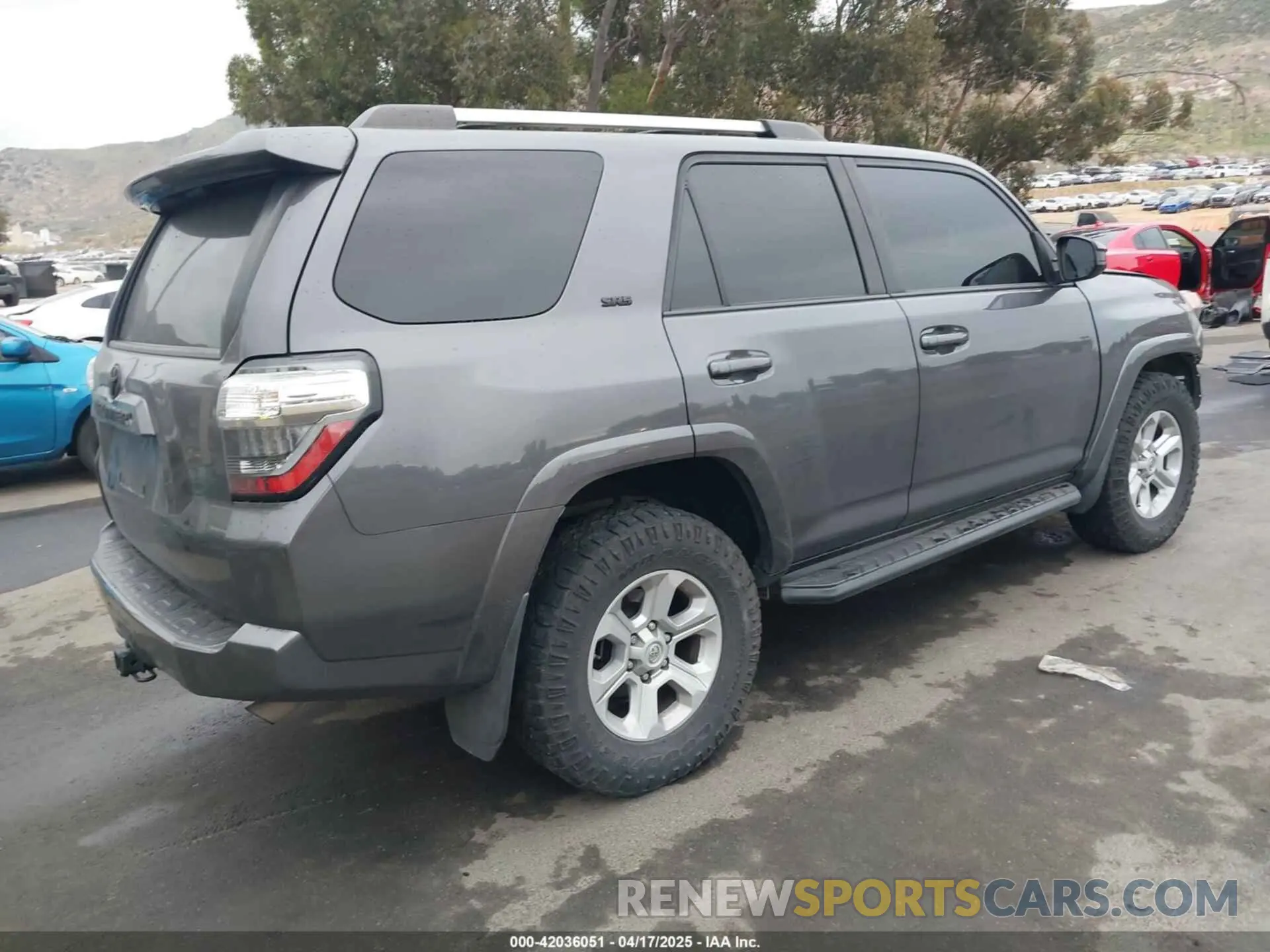 4 Photograph of a damaged car JTEZU5JR6L5225631 TOYOTA 4RUNNER 2020