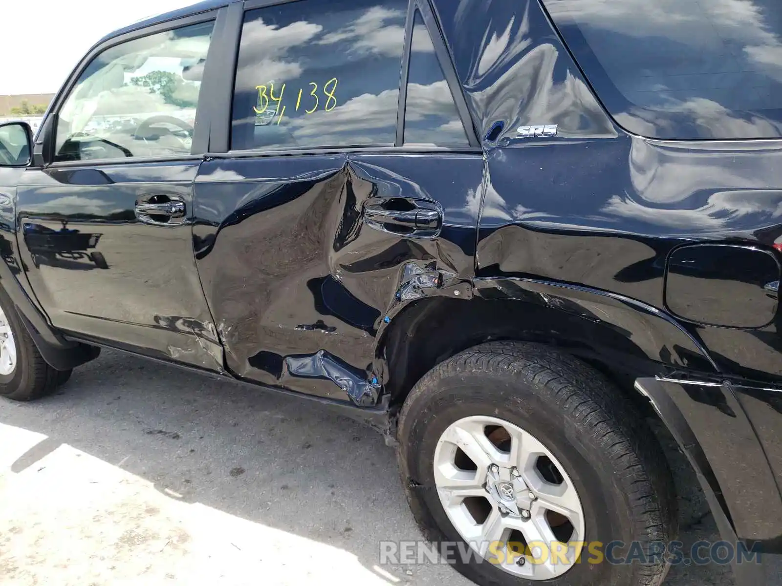 9 Photograph of a damaged car JTEZU5JR9L5220486 TOYOTA 4RUNNER 2020