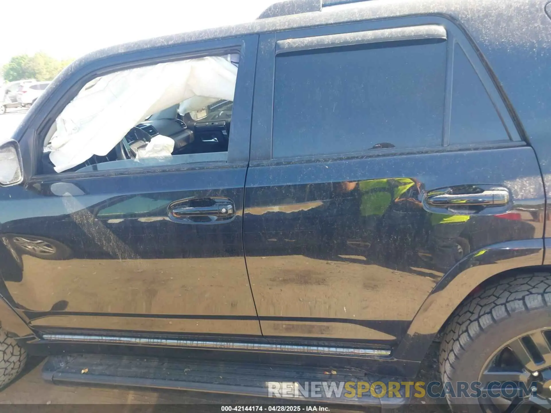 14 Photograph of a damaged car JTECU5JR5M5246848 TOYOTA 4RUNNER 2021