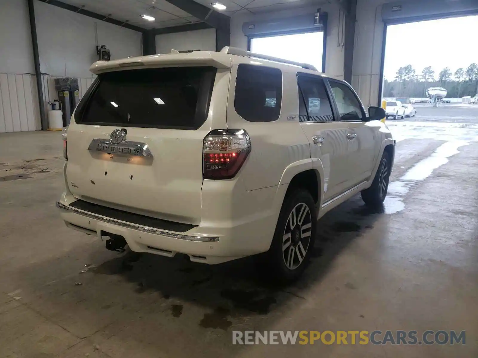 4 Photograph of a damaged car JTEDU5JR7M5230798 TOYOTA 4RUNNER 2021