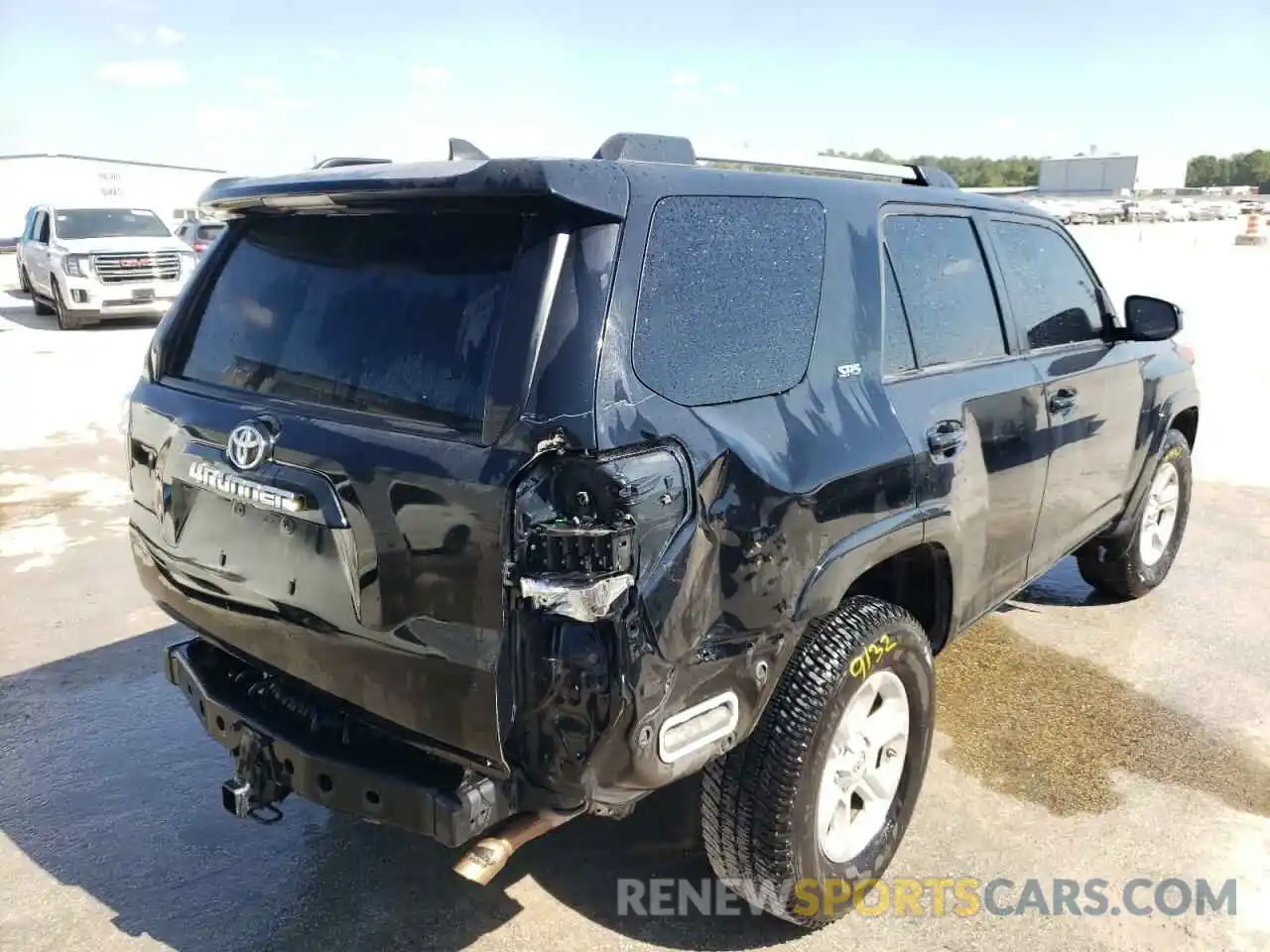 4 Photograph of a damaged car JTEEU5JR2M5232835 TOYOTA 4RUNNER 2021