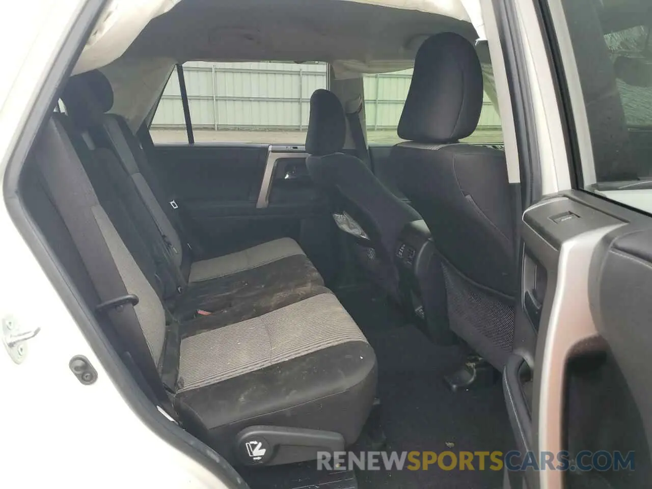 11 Photograph of a damaged car JTEEU5JR3M5249370 TOYOTA 4RUNNER 2021