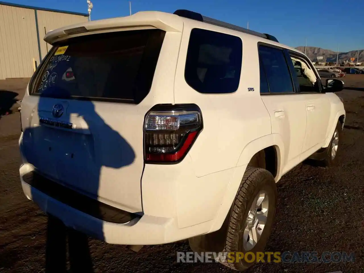 4 Photograph of a damaged car JTEEU5JR5M5230478 TOYOTA 4RUNNER 2021