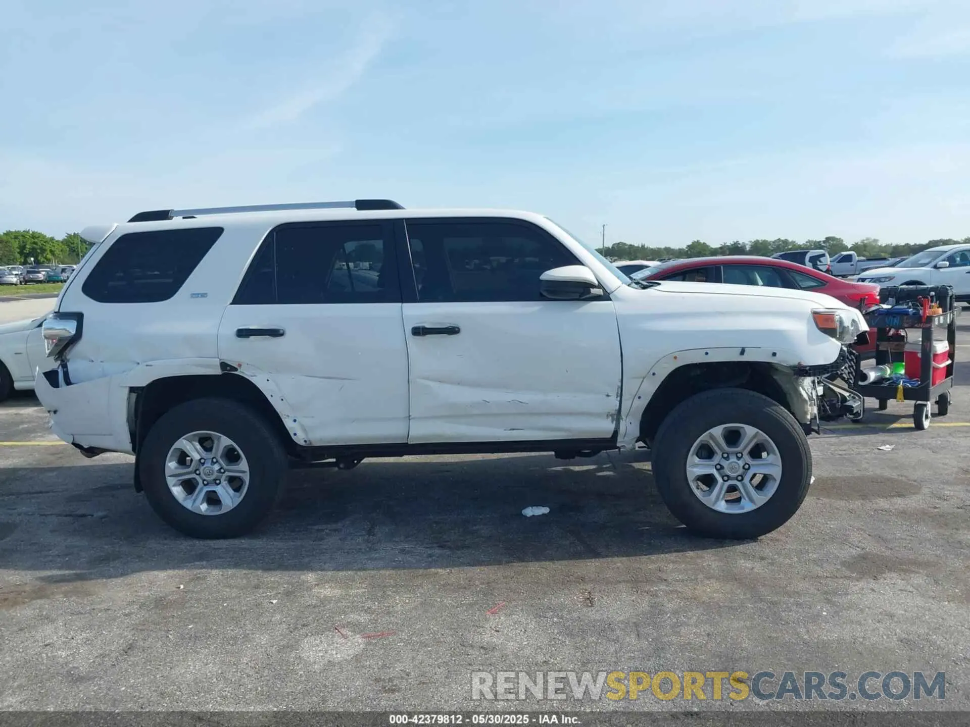 13 Photograph of a damaged car JTEEU5JR5M5231582 TOYOTA 4RUNNER 2021