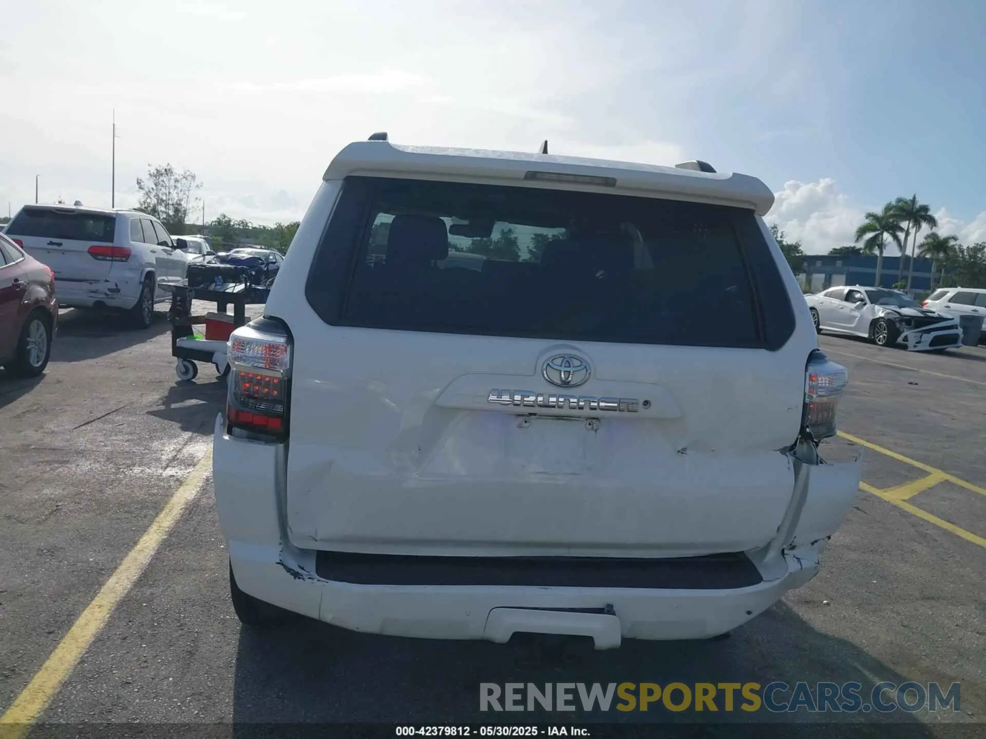 16 Photograph of a damaged car JTEEU5JR5M5231582 TOYOTA 4RUNNER 2021