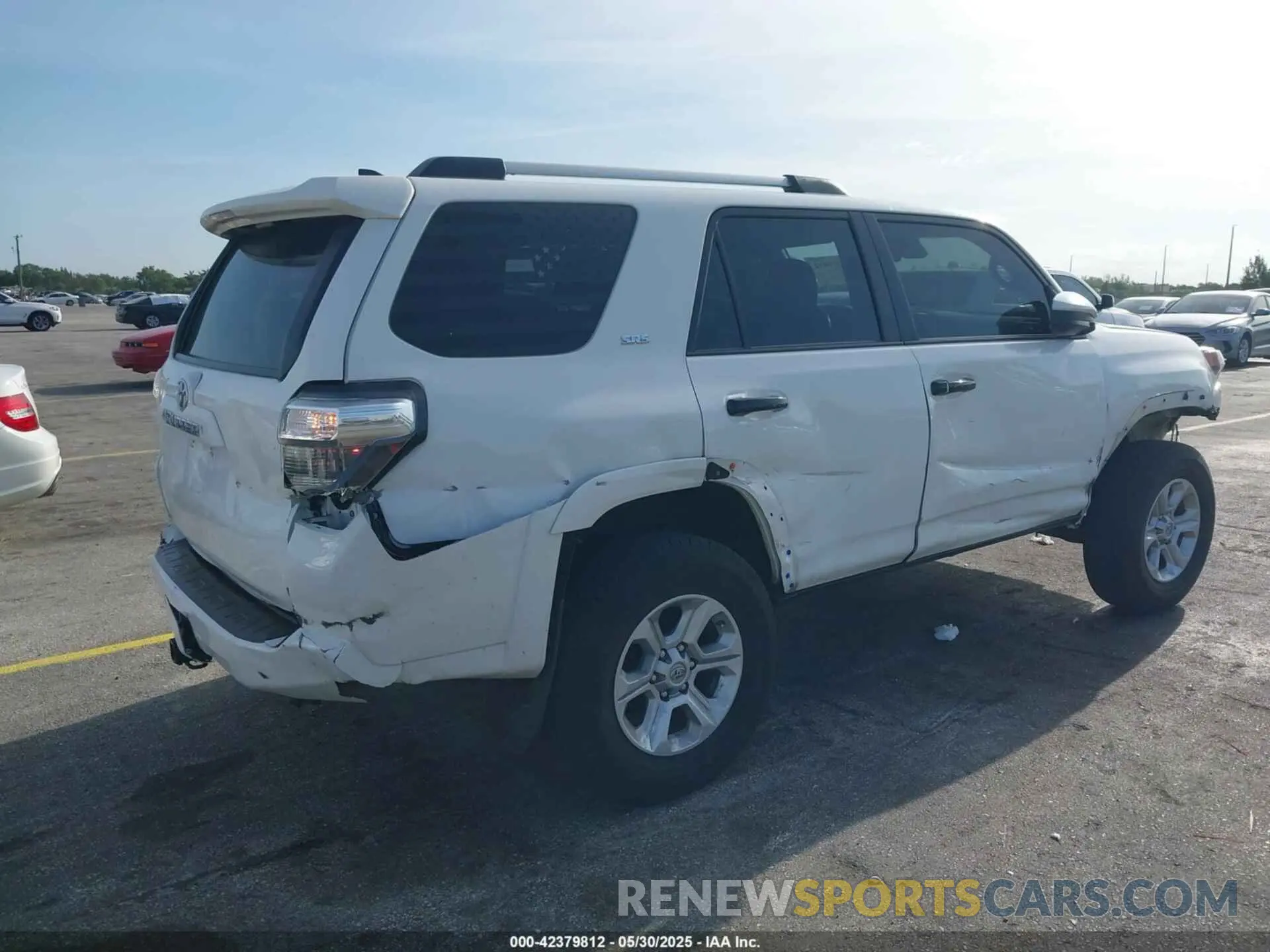 4 Photograph of a damaged car JTEEU5JR5M5231582 TOYOTA 4RUNNER 2021