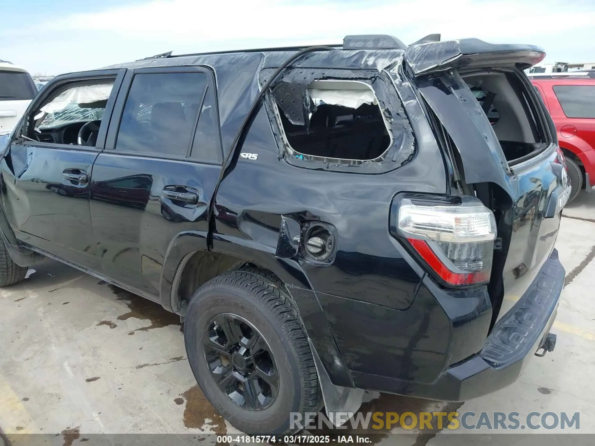 11 Photograph of a damaged car JTEEU5JR8M5235982 TOYOTA 4RUNNER 2021