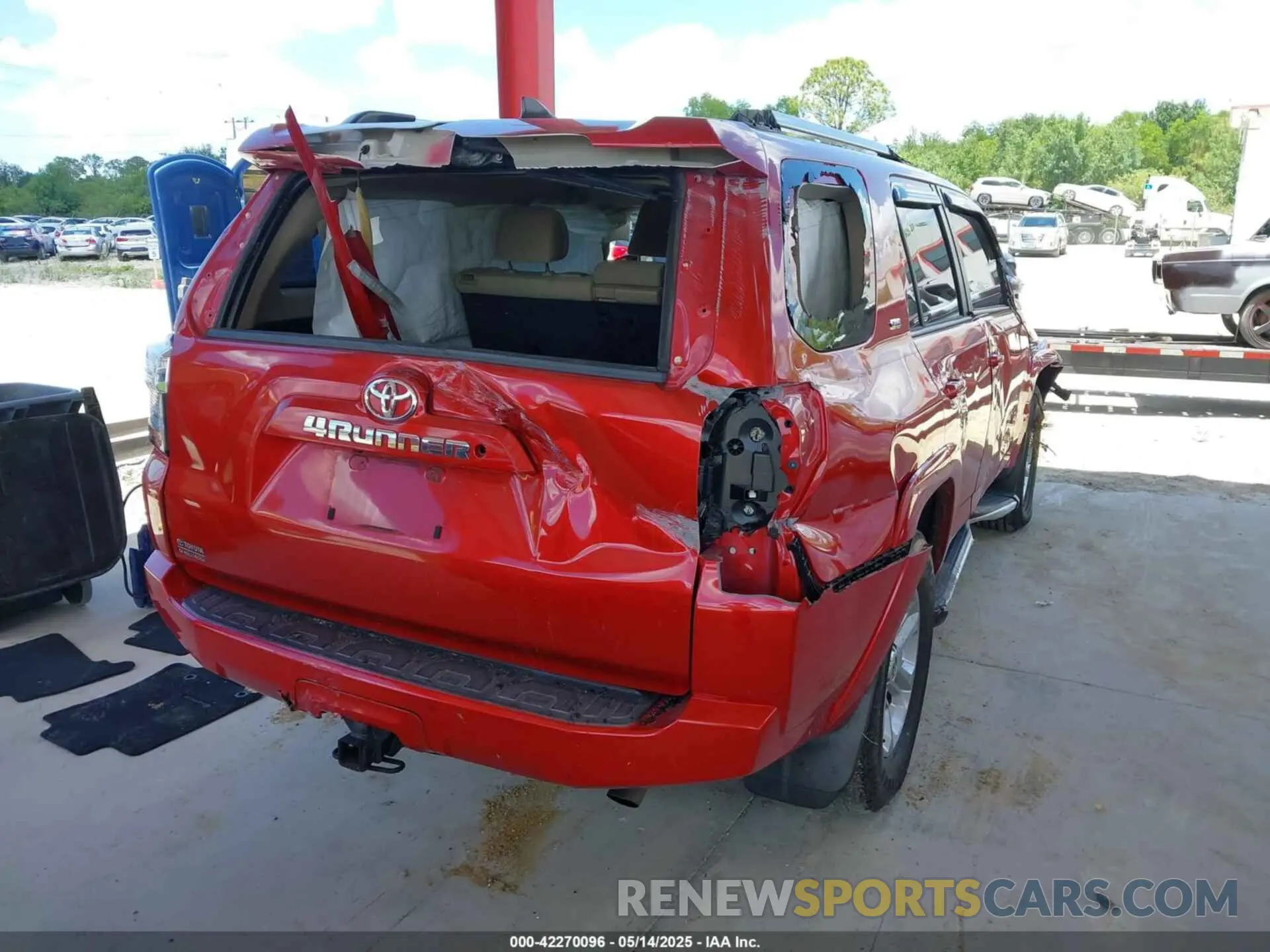 4 Photograph of a damaged car JTEEU5JR9M5232380 TOYOTA 4RUNNER 2021