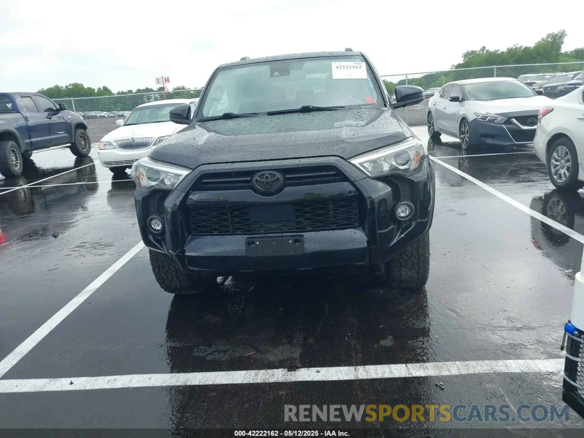 12 Photograph of a damaged car JTEEU5JRXM5239905 TOYOTA 4RUNNER 2021