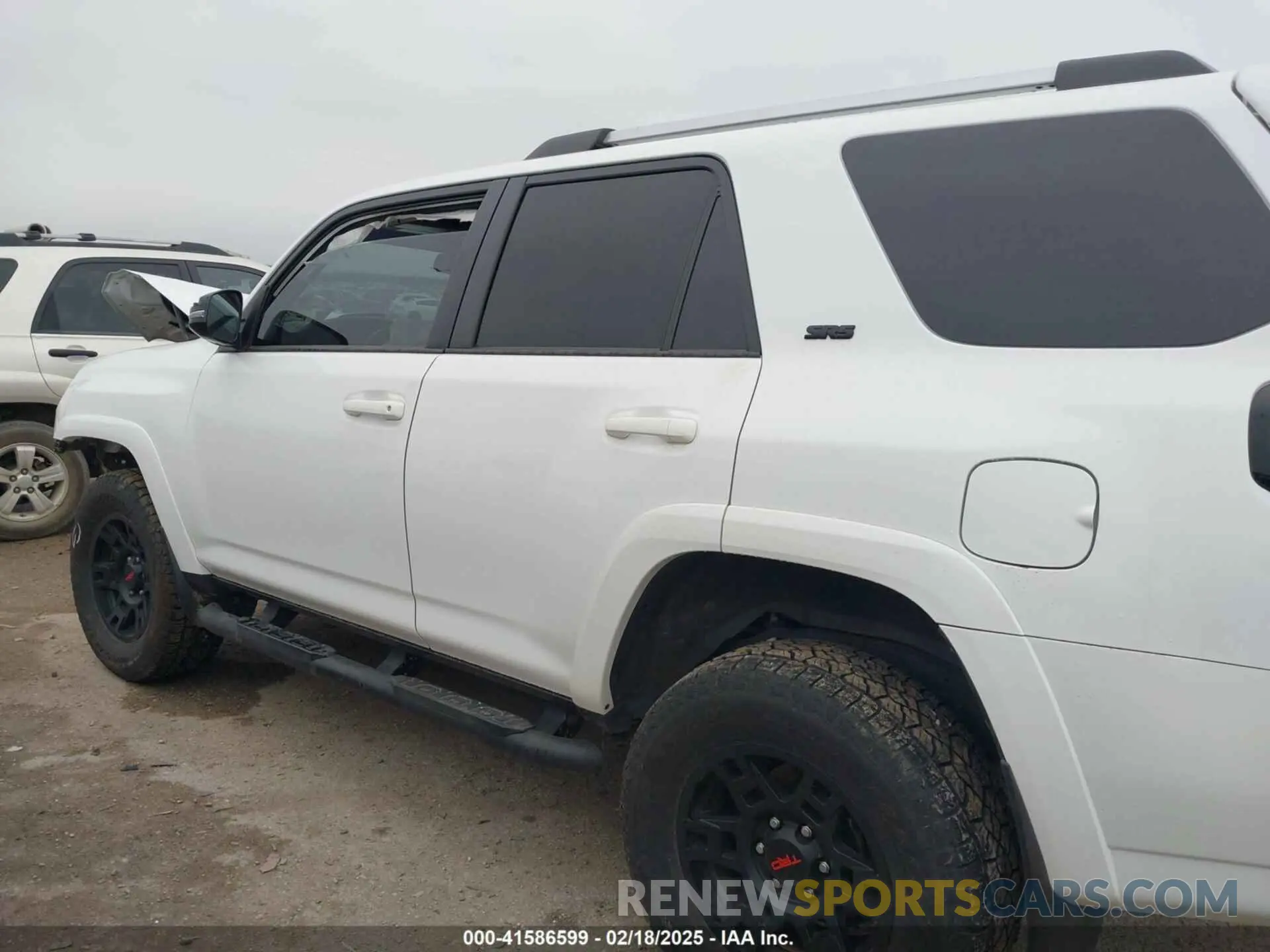 14 Photograph of a damaged car JTEFU5JR0M5242588 TOYOTA 4RUNNER 2021