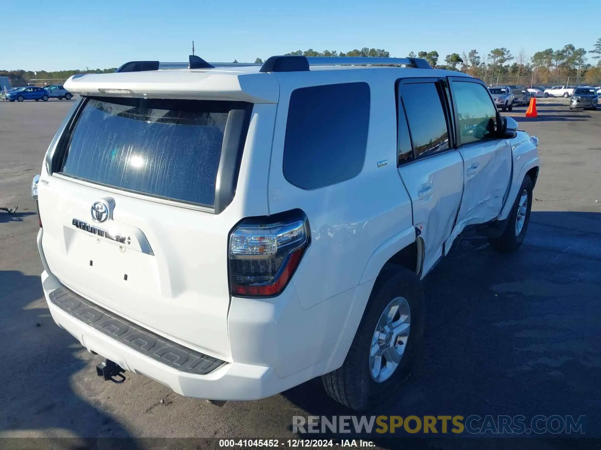 4 Photograph of a damaged car JTEFU5JR4M5233117 TOYOTA 4RUNNER 2021