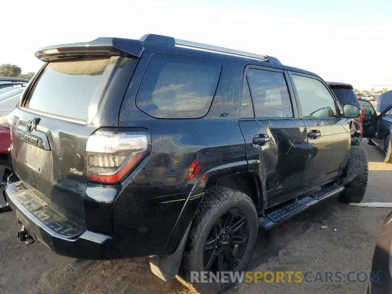 4 Photograph of a damaged car JTEFU5JR4M5249124 TOYOTA 4RUNNER 2021