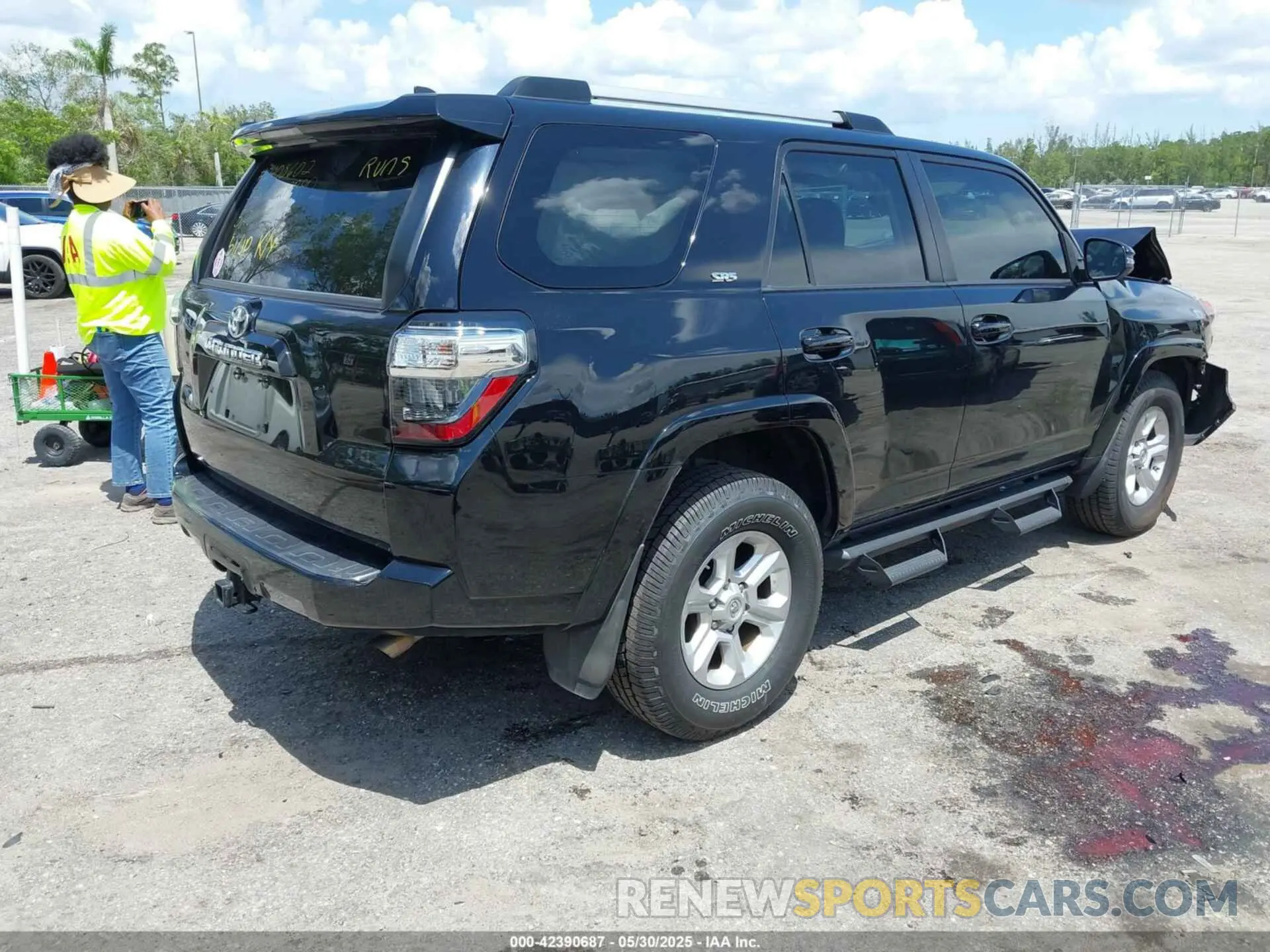 4 Photograph of a damaged car JTEFU5JR7M5239221 TOYOTA 4RUNNER 2021