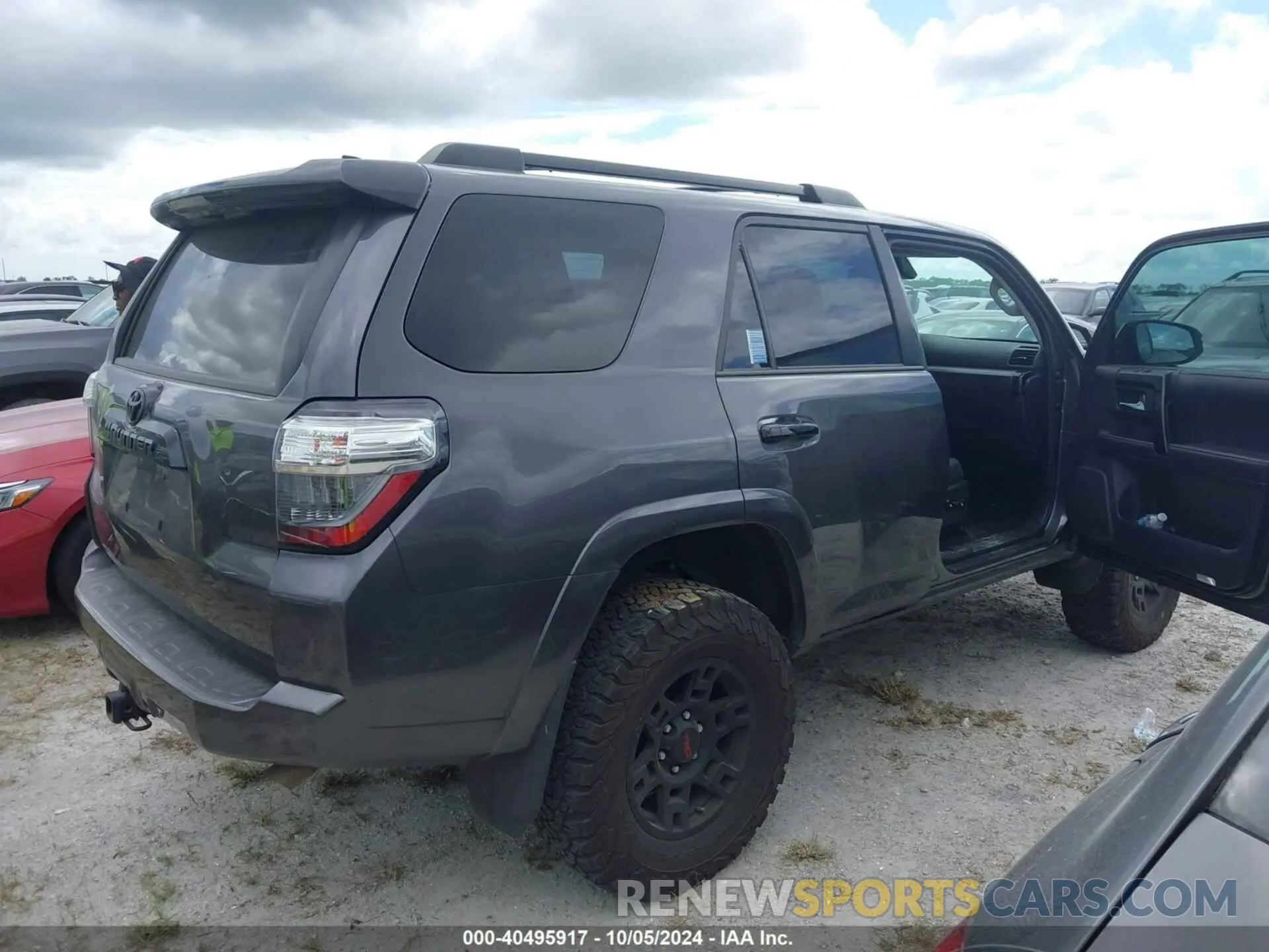 4 Photograph of a damaged car JTEHU5JR3M5873764 TOYOTA 4RUNNER 2021
