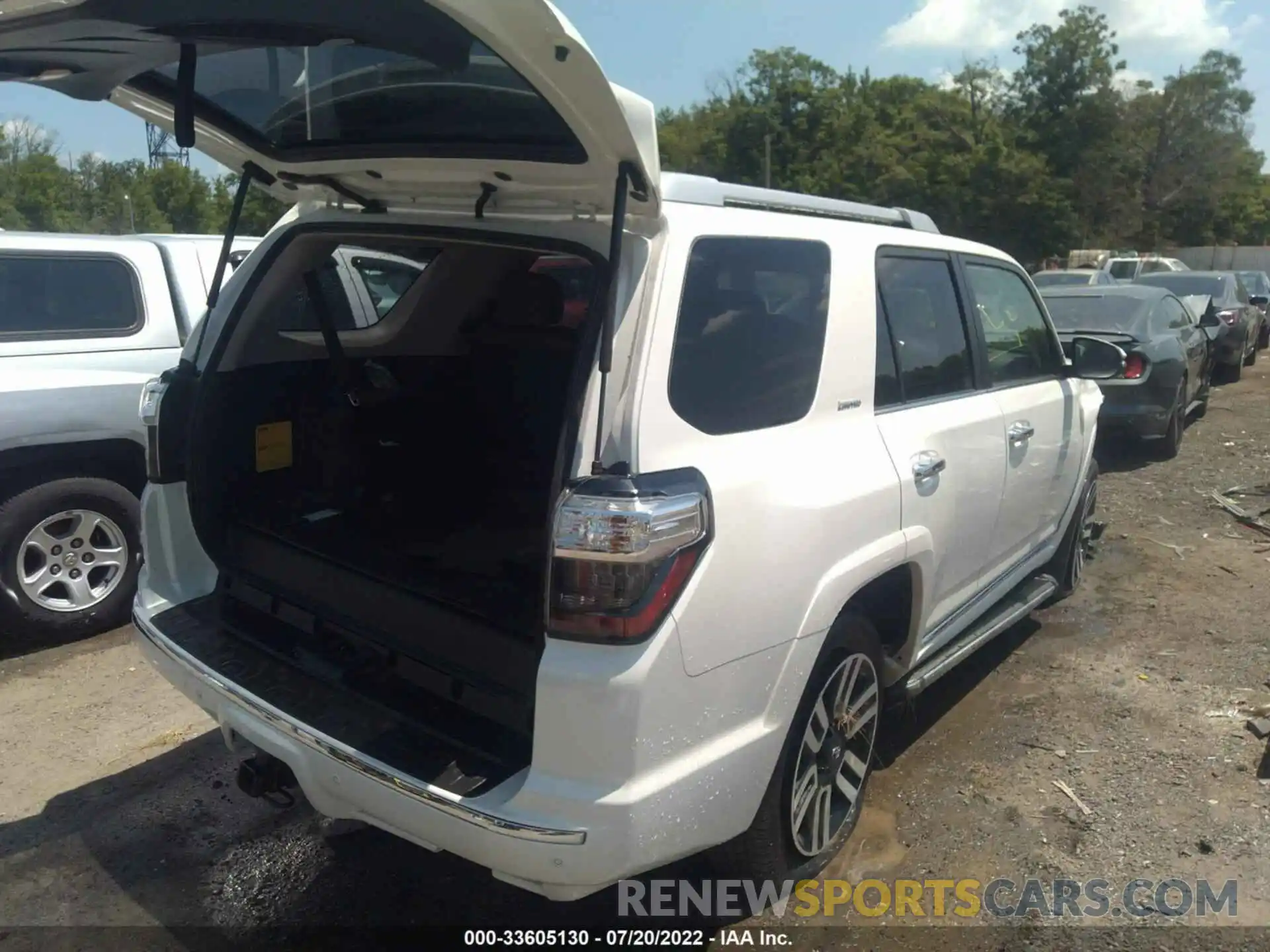 4 Photograph of a damaged car JTEKU5JR1M5916438 TOYOTA 4RUNNER 2021