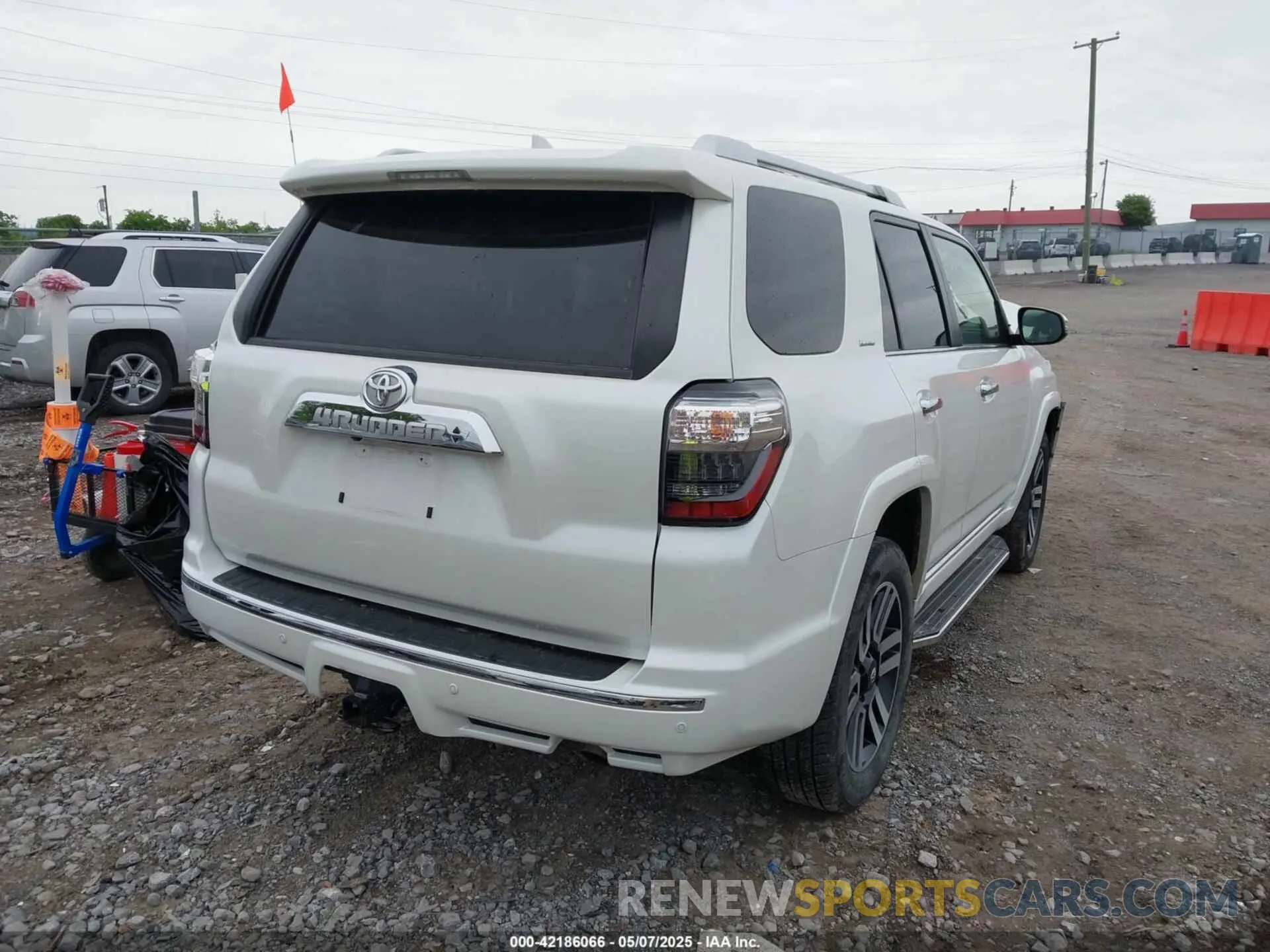 4 Photograph of a damaged car JTEKU5JR3M5885466 TOYOTA 4RUNNER 2021
