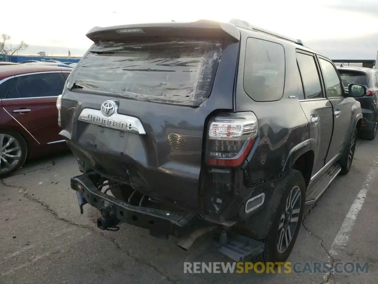 4 Photograph of a damaged car JTEKU5JR4M5853156 TOYOTA 4RUNNER 2021