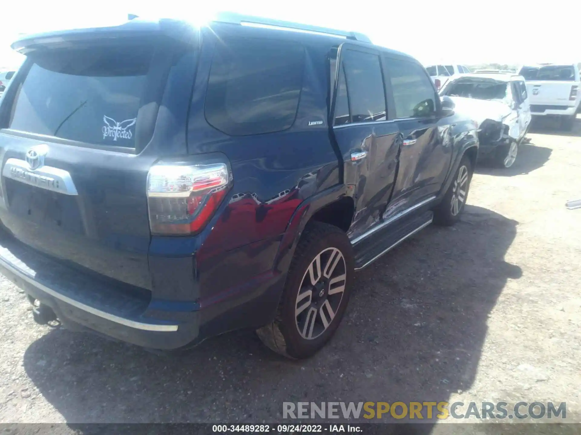 4 Photograph of a damaged car JTEKU5JR5M5846796 TOYOTA 4RUNNER 2021