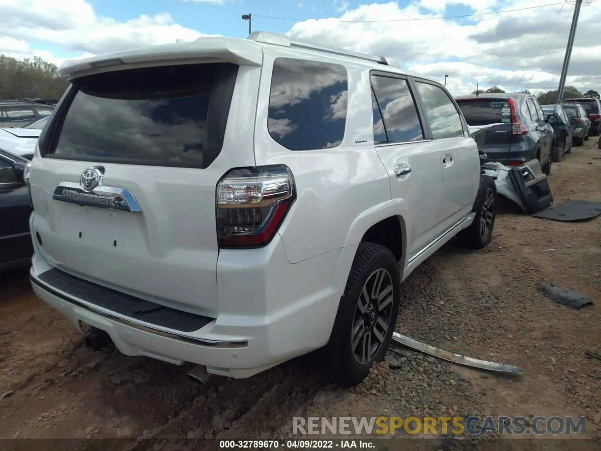 4 Photograph of a damaged car JTEKU5JR8M5852981 TOYOTA 4RUNNER 2021