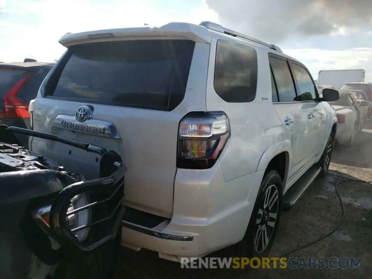 4 Photograph of a damaged car JTEKU5JR9M5941457 TOYOTA 4RUNNER 2021