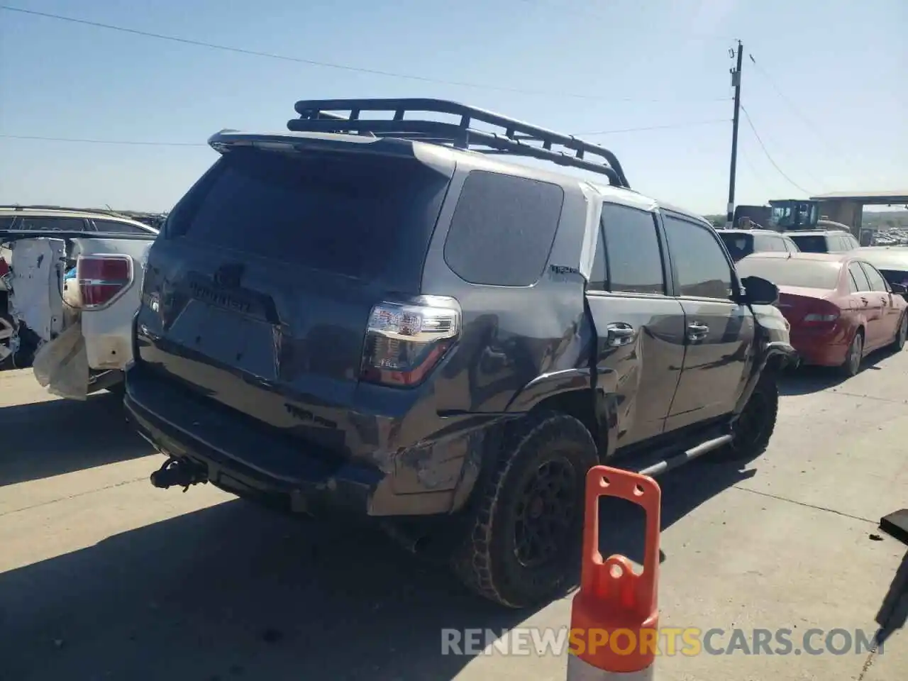 4 Photograph of a damaged car JTELU5JR5M5885330 TOYOTA 4RUNNER 2021