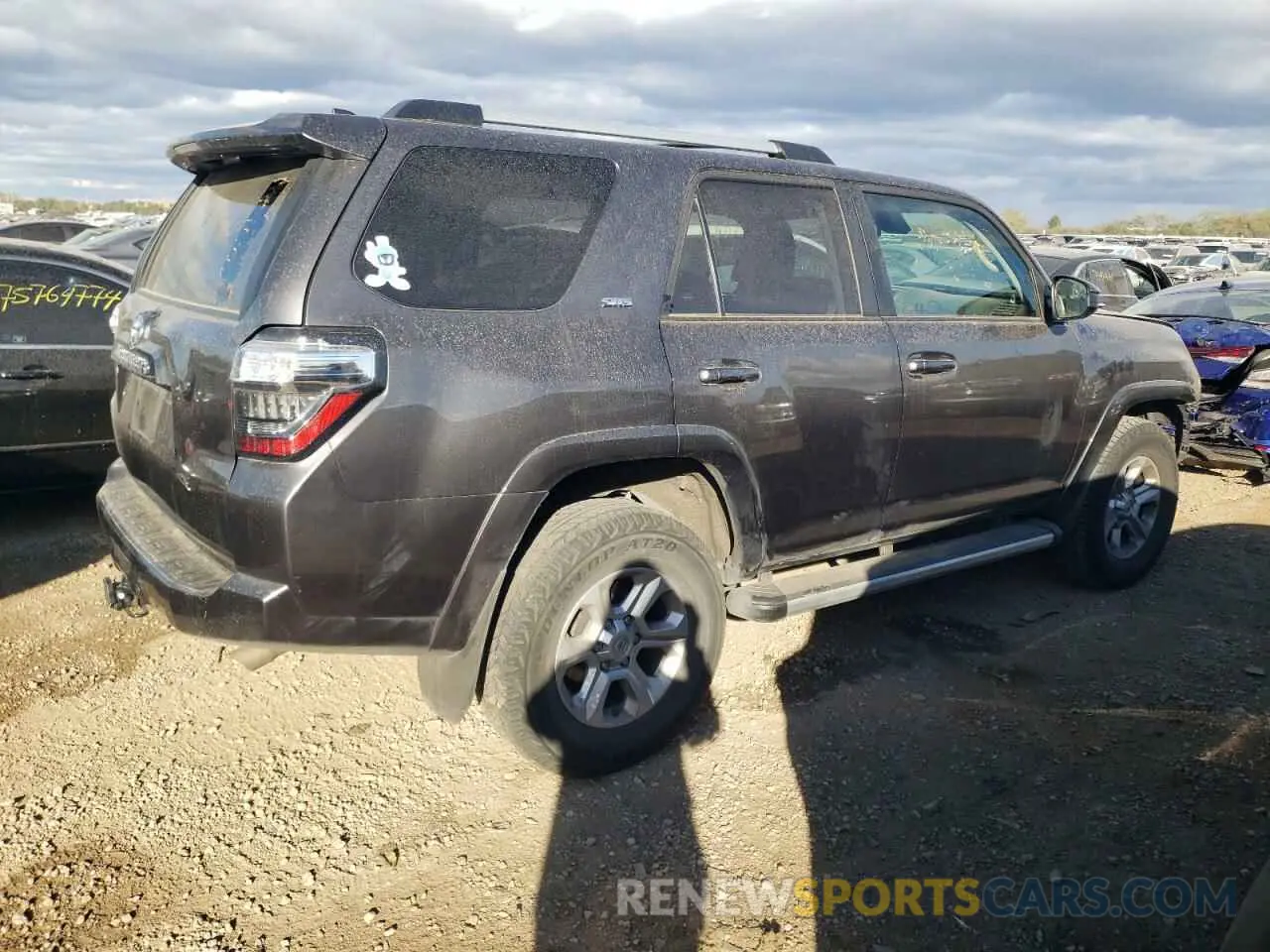 3 Photograph of a damaged car JTEMU5JR0M5868908 TOYOTA 4RUNNER 2021