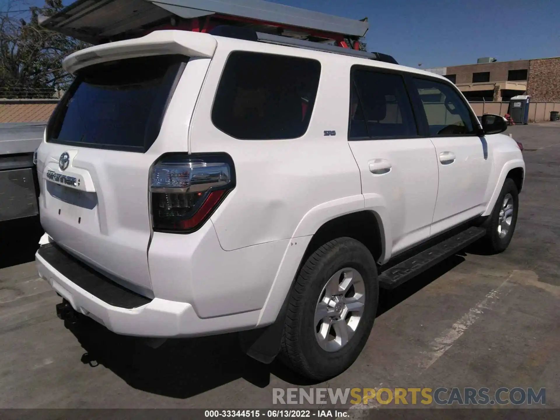 4 Photograph of a damaged car JTEMU5JR1M5901964 TOYOTA 4RUNNER 2021