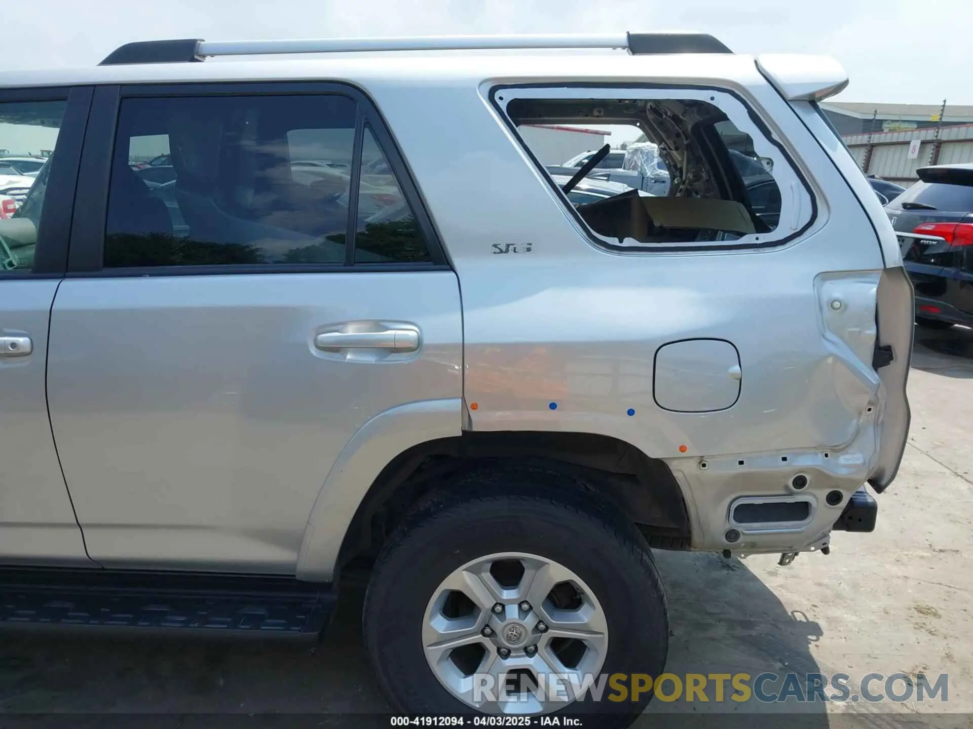 19 Photograph of a damaged car JTEMU5JR1M5929960 TOYOTA 4RUNNER 2021