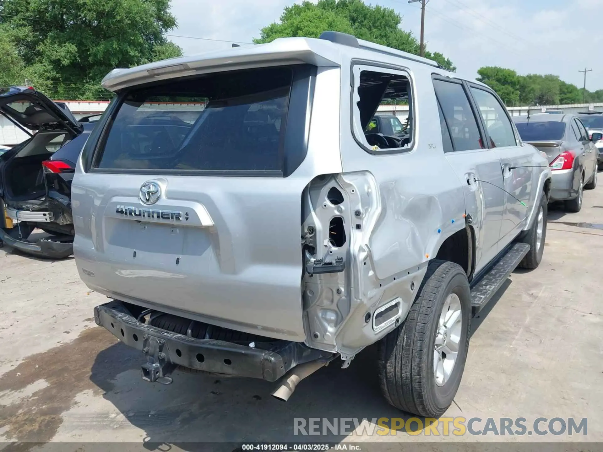 4 Photograph of a damaged car JTEMU5JR1M5929960 TOYOTA 4RUNNER 2021