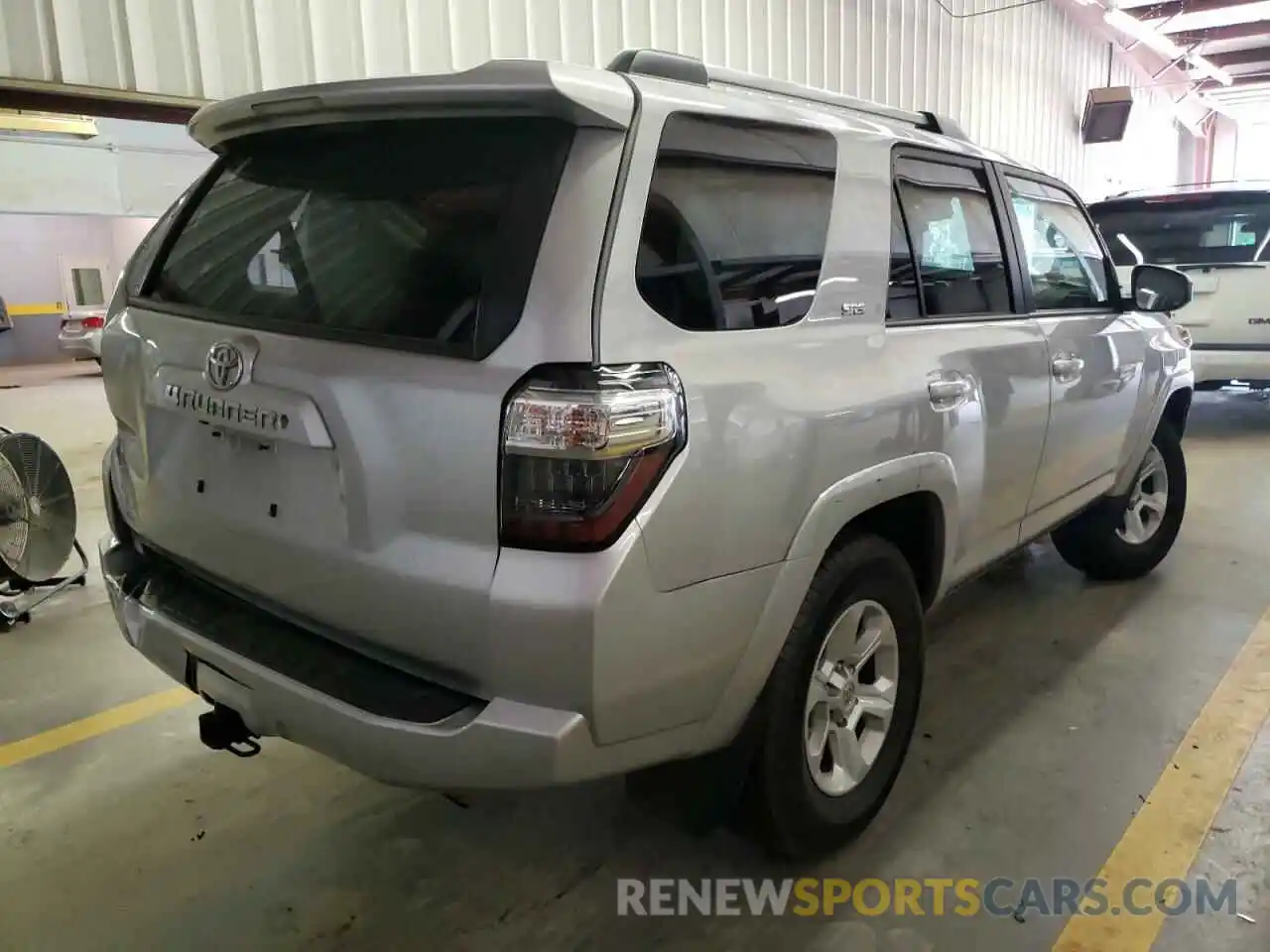 4 Photograph of a damaged car JTEMU5JR2M5843301 TOYOTA 4RUNNER 2021