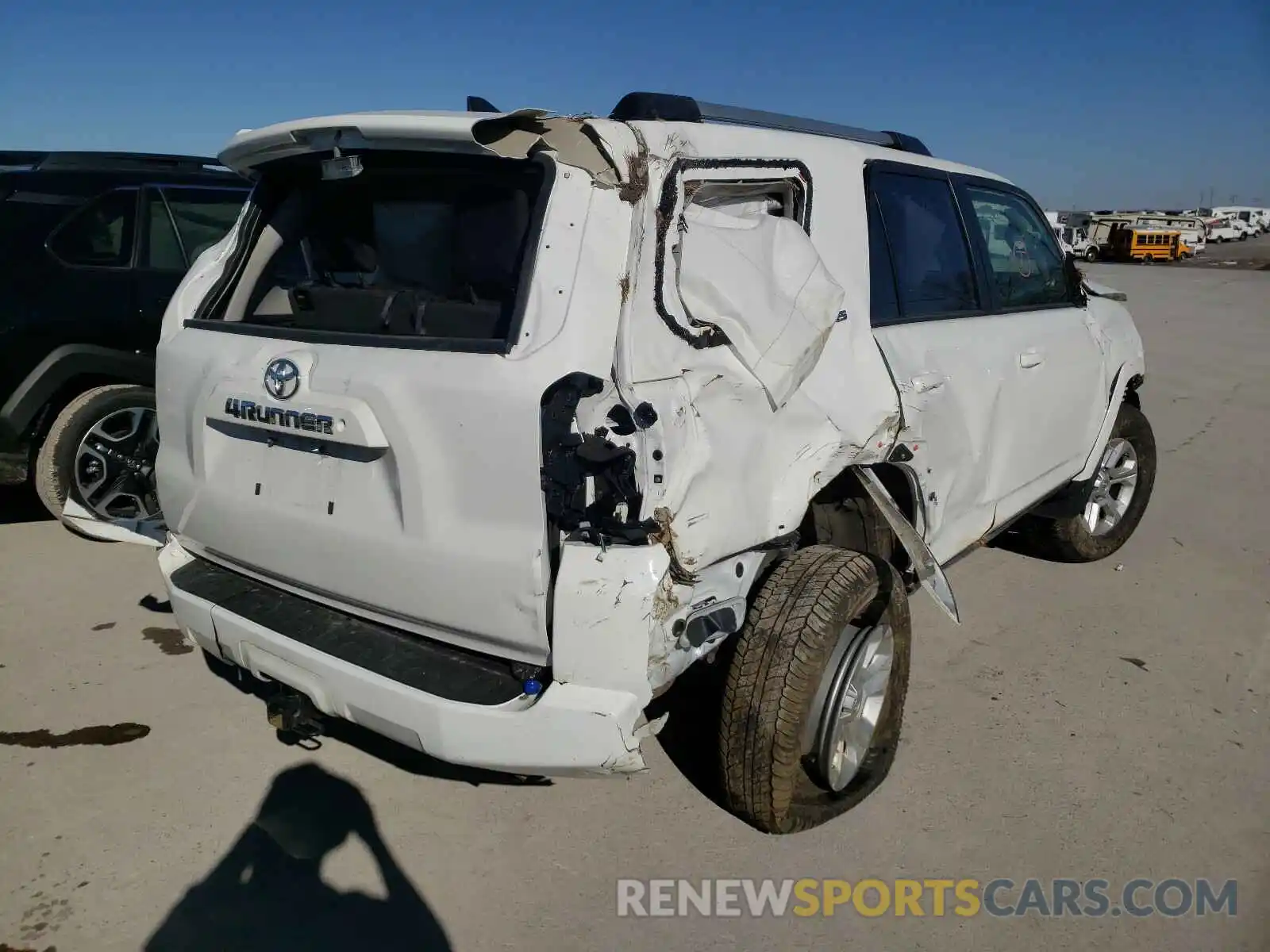 4 Photograph of a damaged car JTEMU5JR2M5857604 TOYOTA 4RUNNER 2021