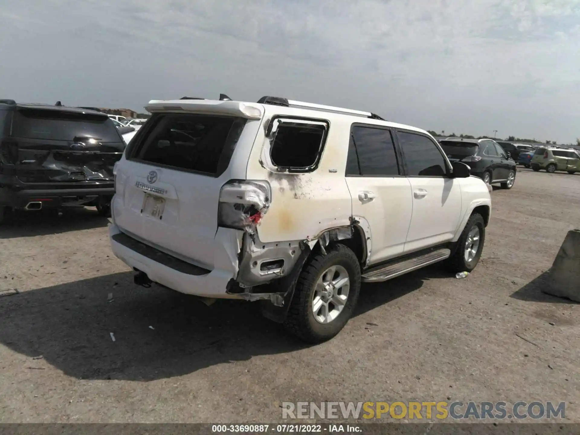 4 Photograph of a damaged car JTEMU5JR5M5862666 TOYOTA 4RUNNER 2021