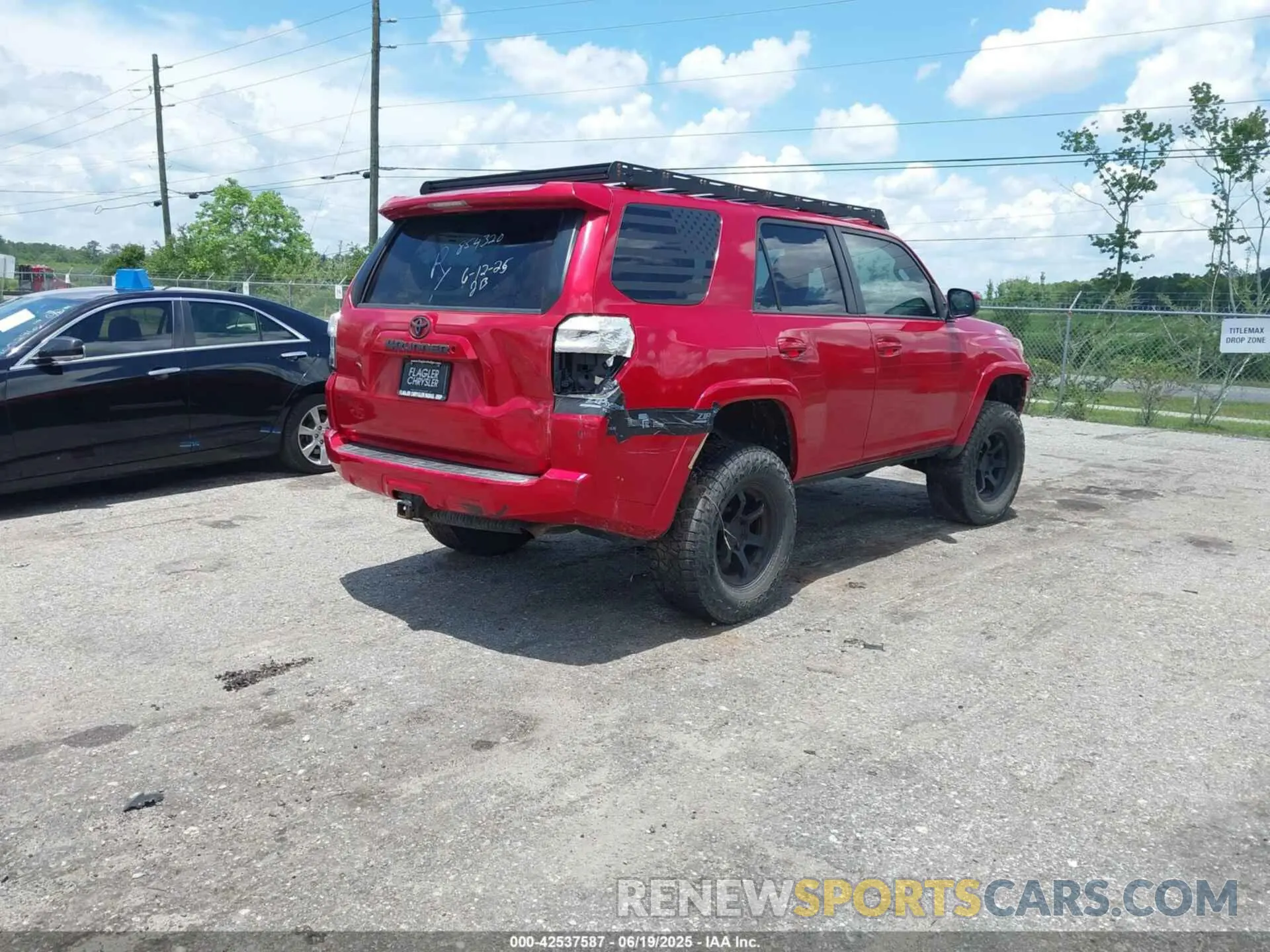 4 Photograph of a damaged car JTEMU5JR6M5854320 TOYOTA 4RUNNER 2021