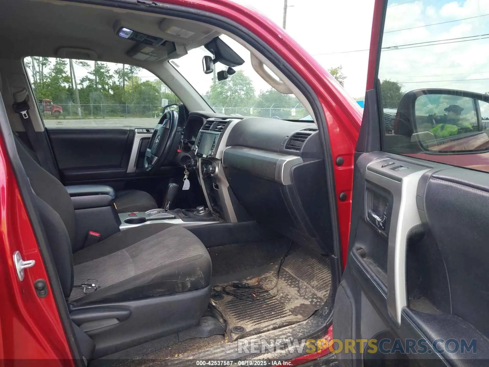 5 Photograph of a damaged car JTEMU5JR6M5854320 TOYOTA 4RUNNER 2021