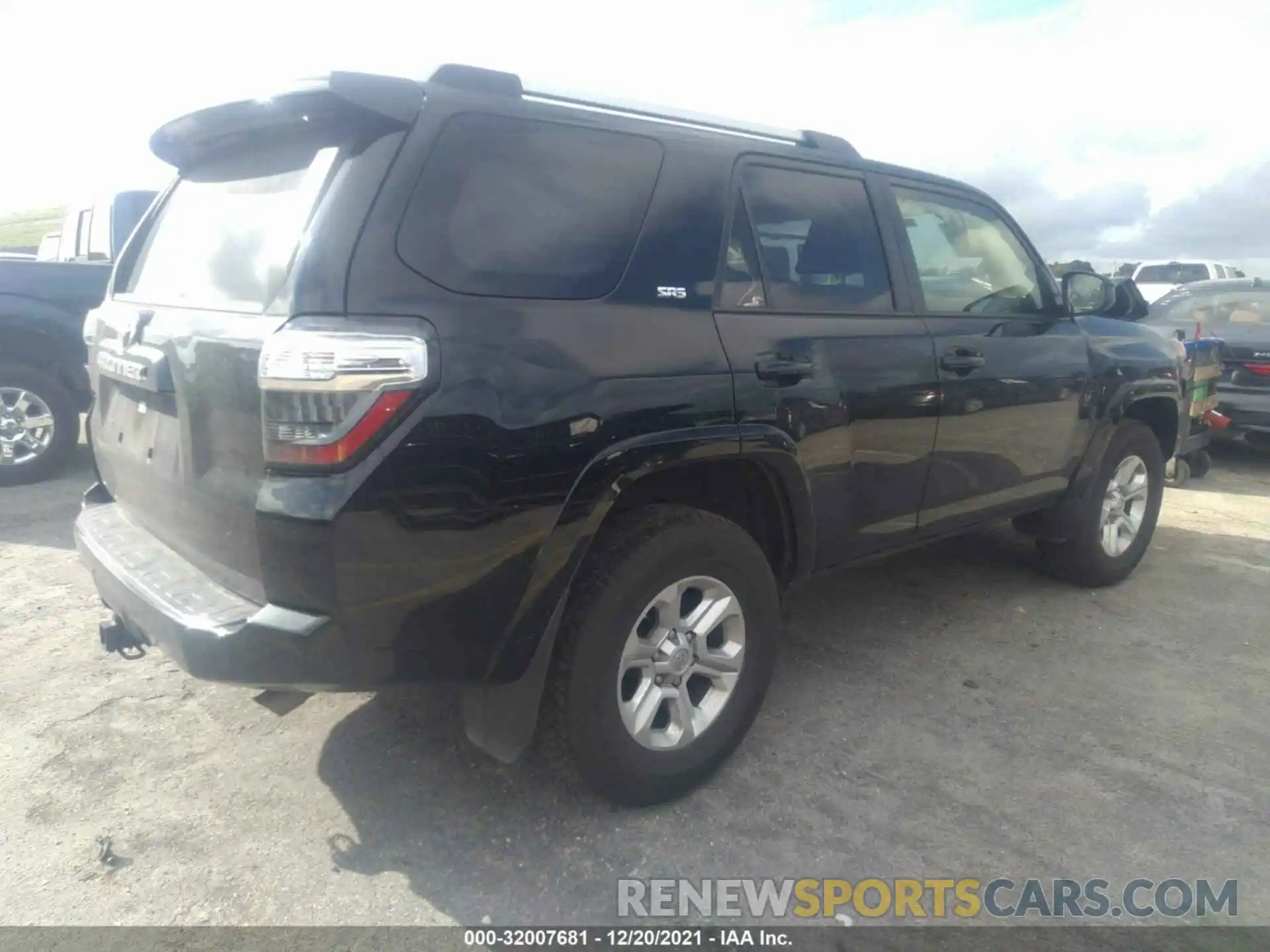 4 Photograph of a damaged car JTEMU5JR6M5880612 TOYOTA 4RUNNER 2021