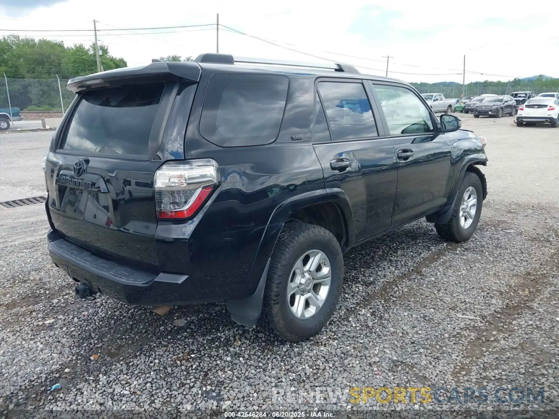 4 Photograph of a damaged car JTEMU5JR6M5882070 TOYOTA 4RUNNER 2021