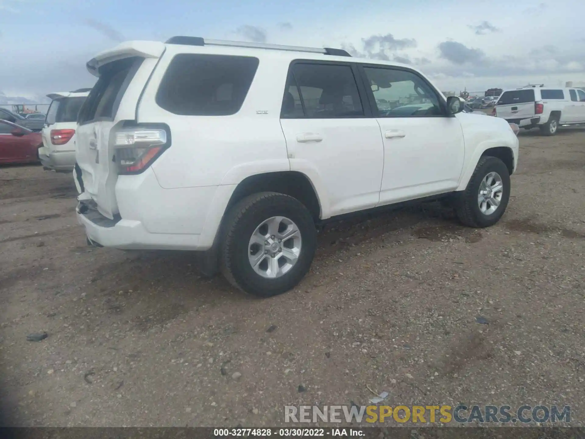 4 Photograph of a damaged car JTEMU5JR6M5883851 TOYOTA 4RUNNER 2021