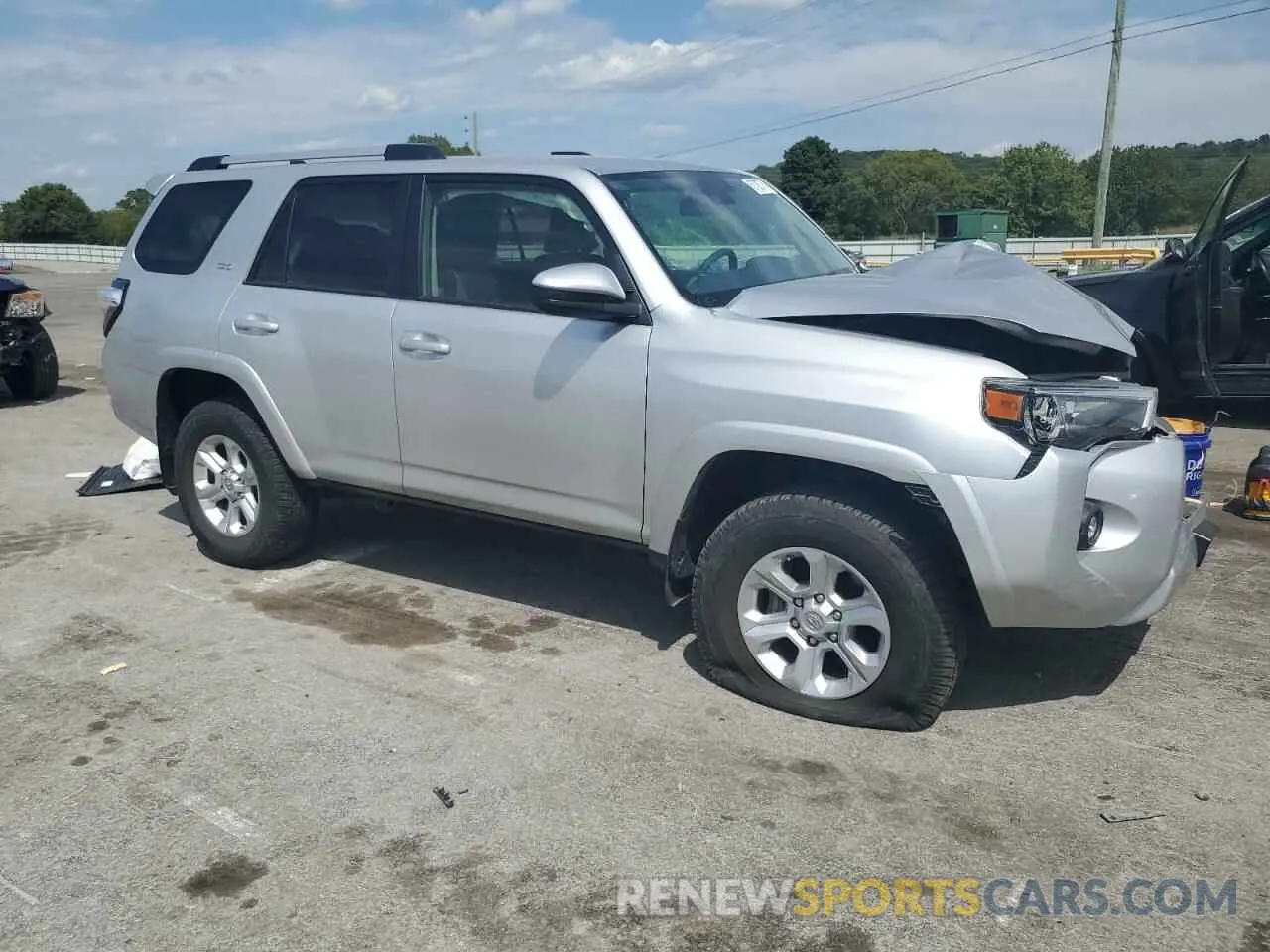 4 Photograph of a damaged car JTEMU5JR7M5875385 TOYOTA 4RUNNER 2021