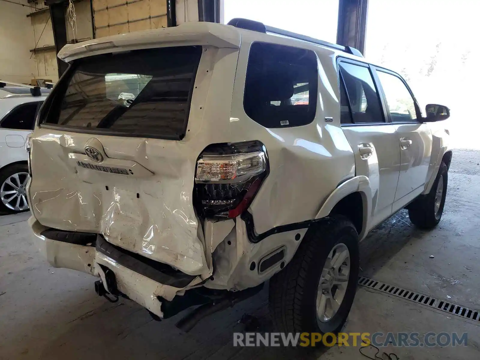 4 Photograph of a damaged car JTEMU5JR8M5919572 TOYOTA 4RUNNER 2021