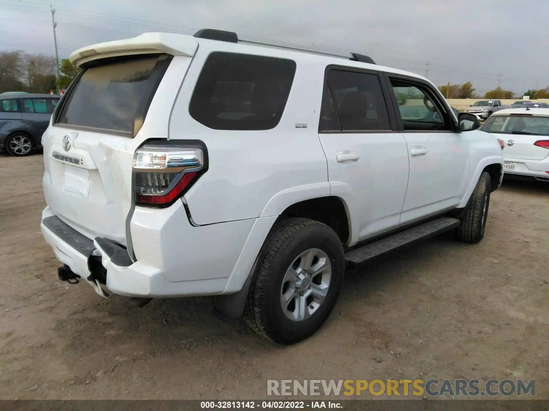 4 Photograph of a damaged car JTEMU5JR9M5921914 TOYOTA 4RUNNER 2021