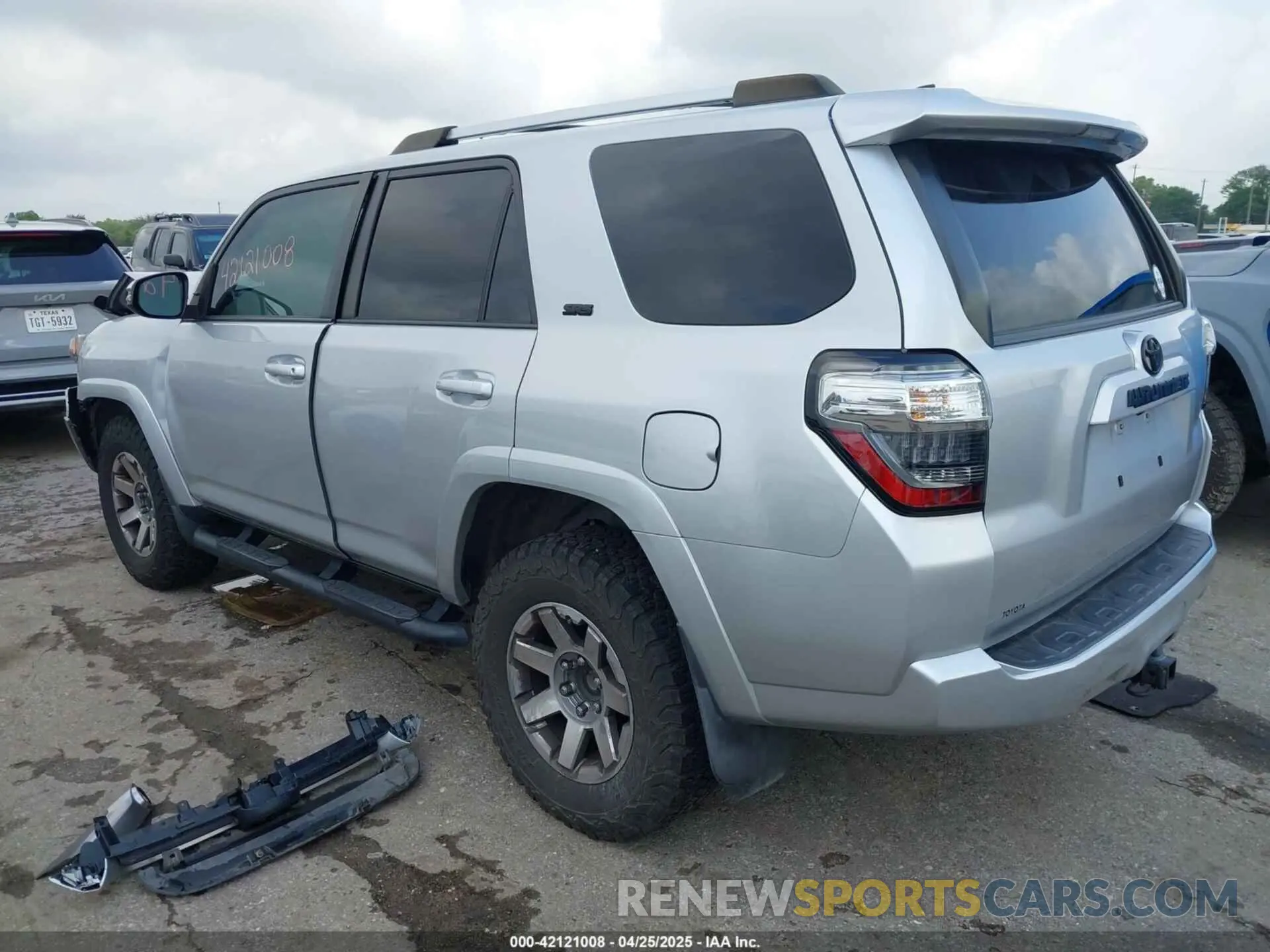 3 Photograph of a damaged car JTENU5JR5M5946894 TOYOTA 4RUNNER 2021