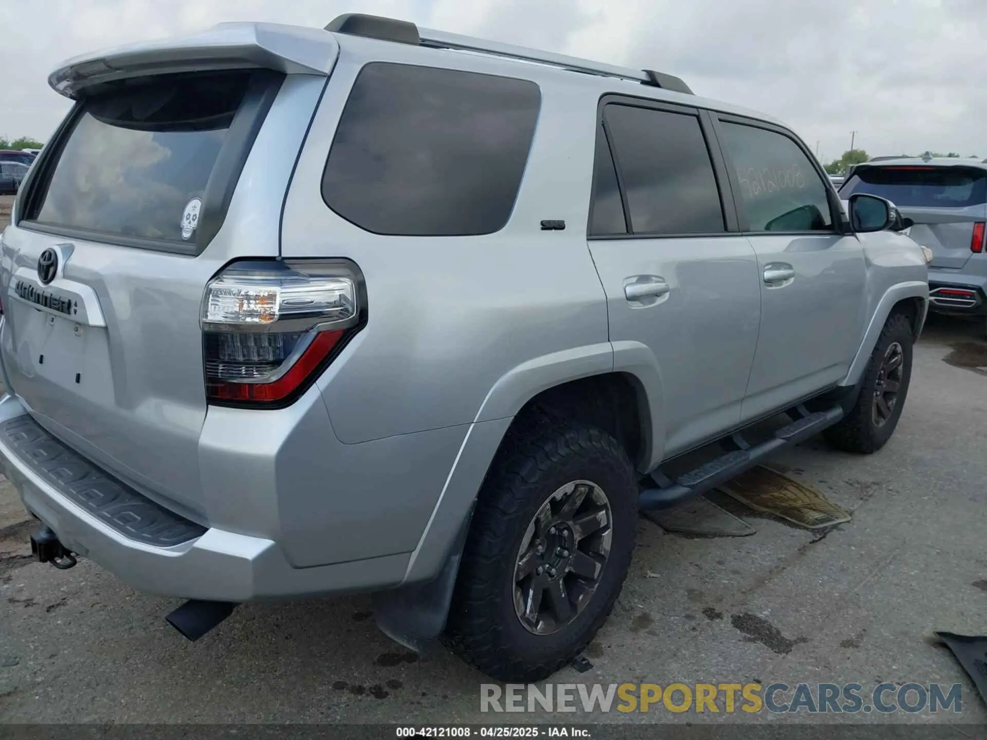4 Photograph of a damaged car JTENU5JR5M5946894 TOYOTA 4RUNNER 2021