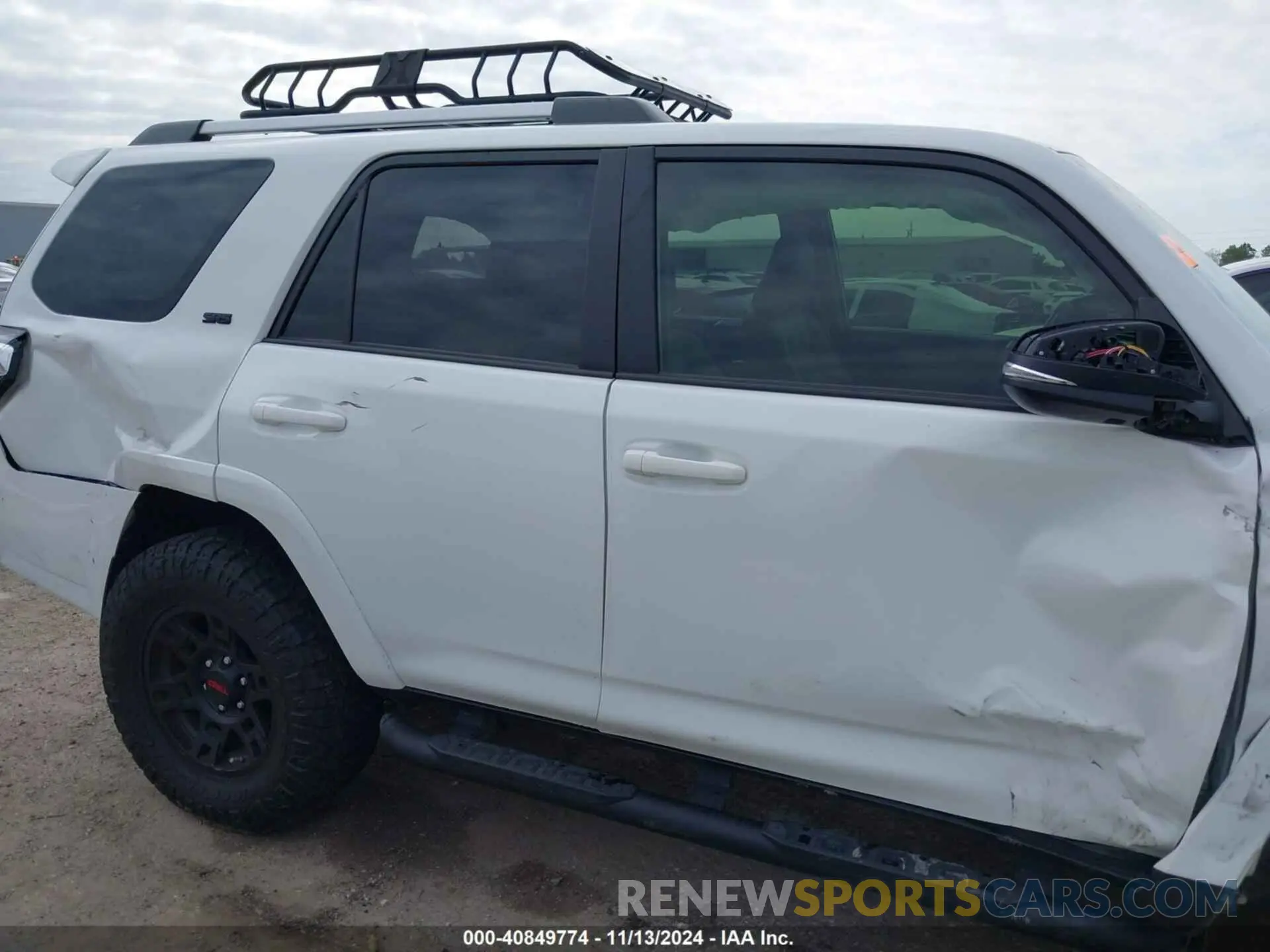 17 Photograph of a damaged car JTENU5JR7M5877853 TOYOTA 4RUNNER 2021