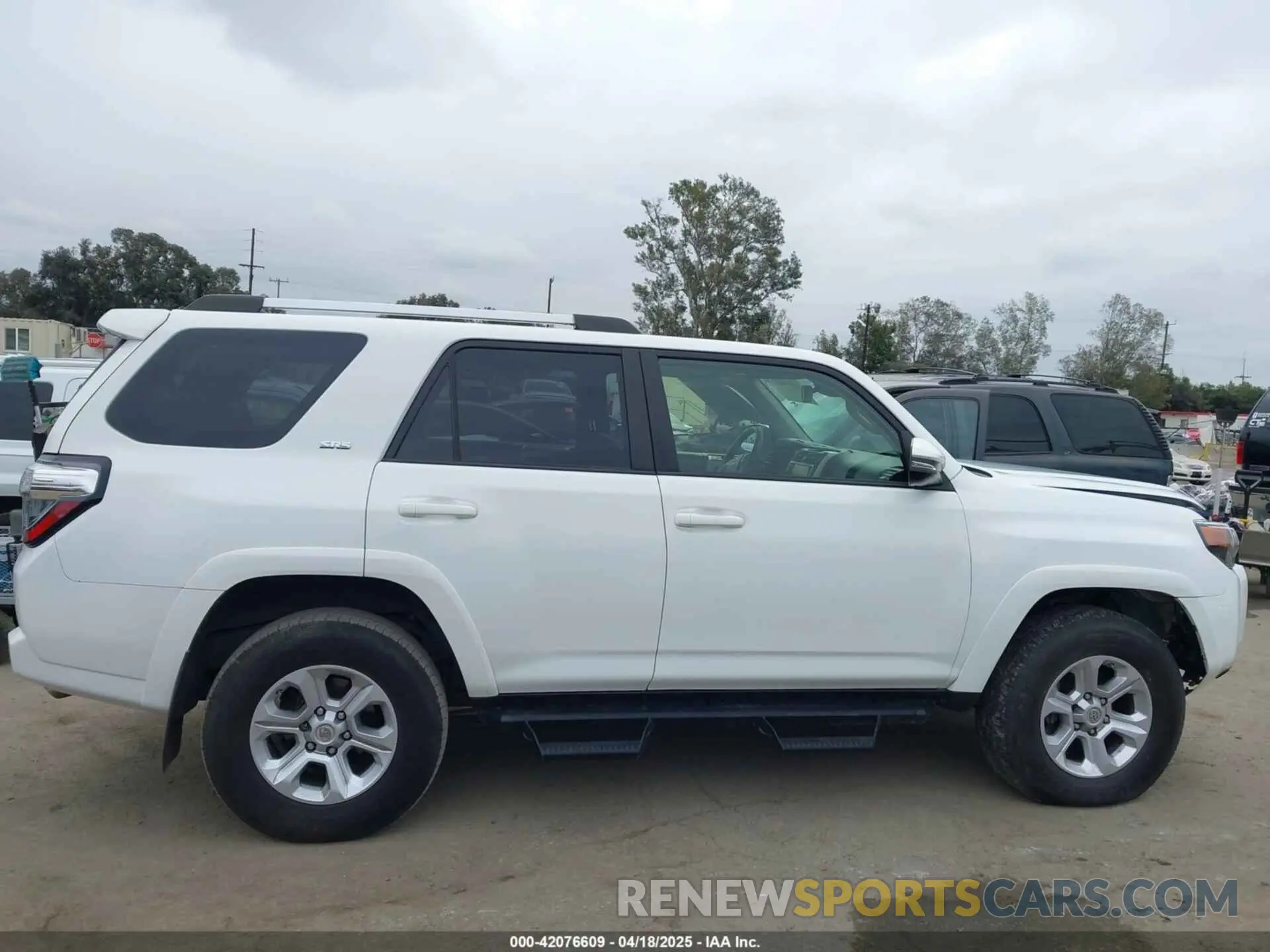 13 Photograph of a damaged car JTENU5JR8M5842660 TOYOTA 4RUNNER 2021