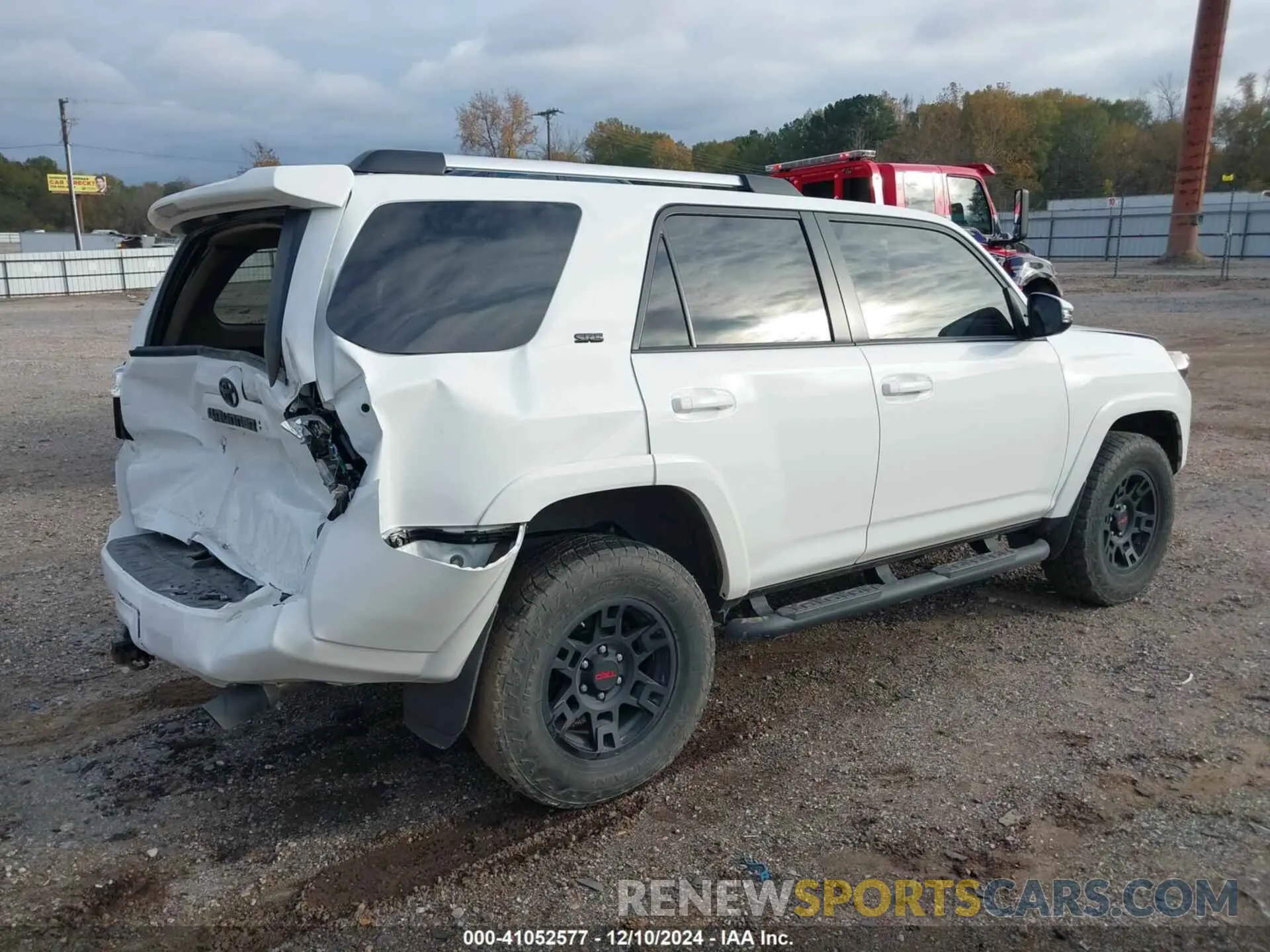 4 Photograph of a damaged car JTENU5JR8M5895911 TOYOTA 4RUNNER 2021