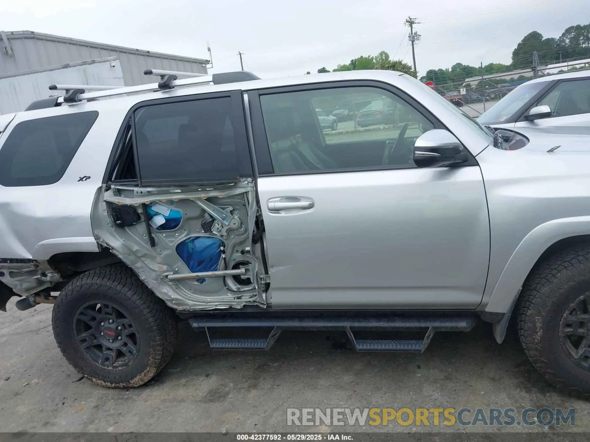 12 Photograph of a damaged car JTENU5JR9M5930584 TOYOTA 4RUNNER 2021