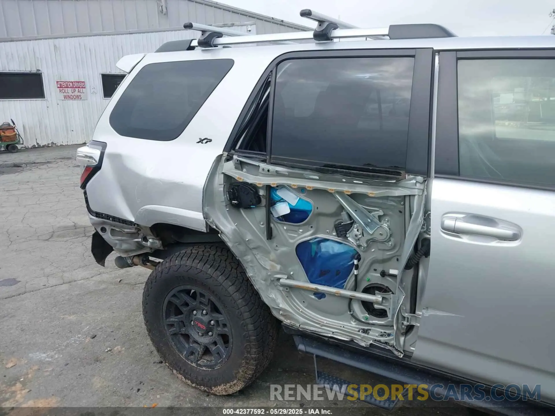 16 Photograph of a damaged car JTENU5JR9M5930584 TOYOTA 4RUNNER 2021
