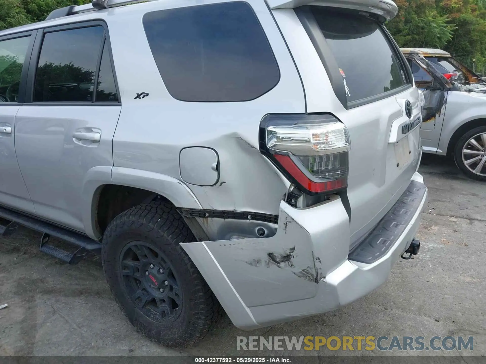 6 Photograph of a damaged car JTENU5JR9M5930584 TOYOTA 4RUNNER 2021